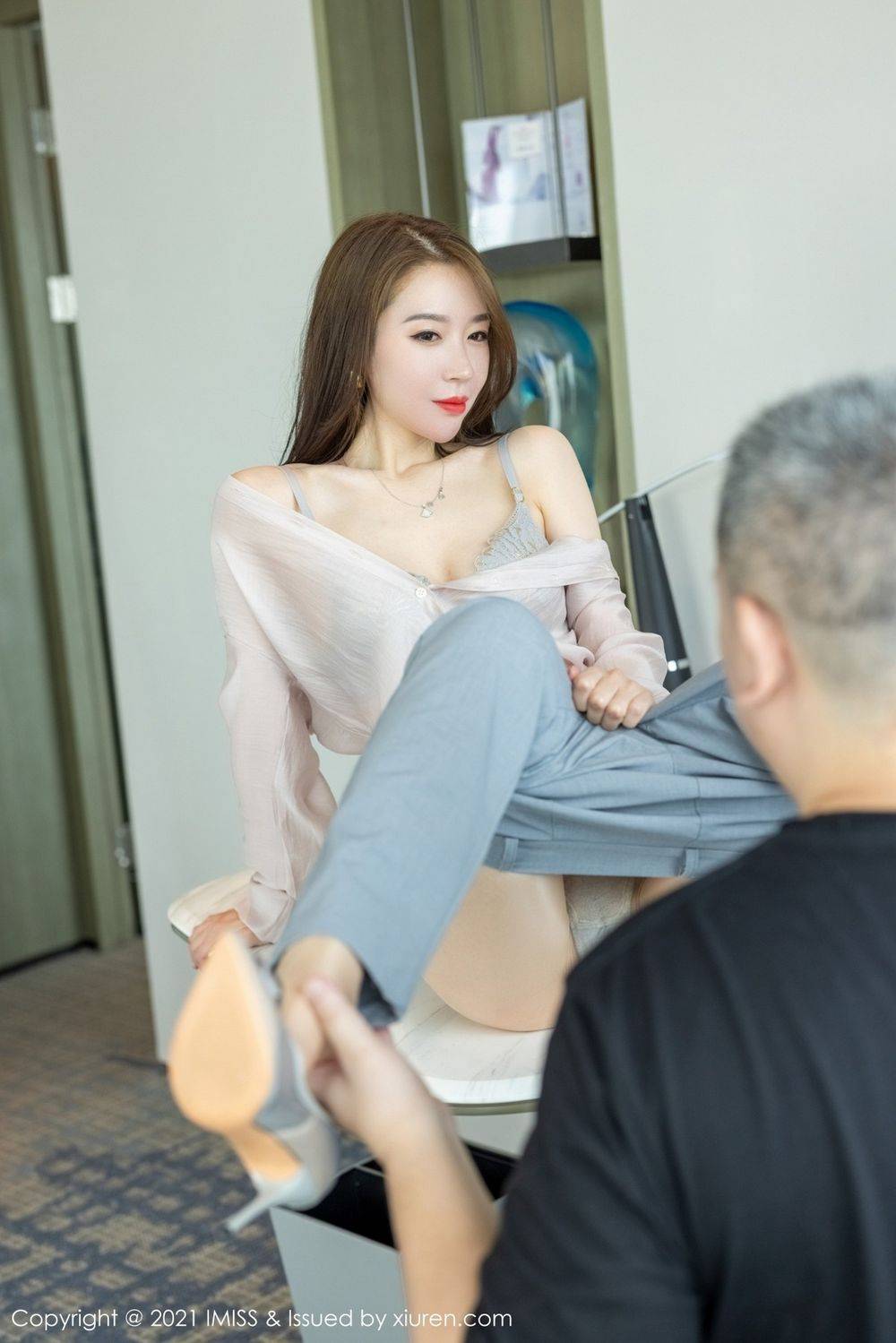 爱蜜社美女模特梦心玥丝足美腿都市OL妩媚动人系列心愿旅拍-27