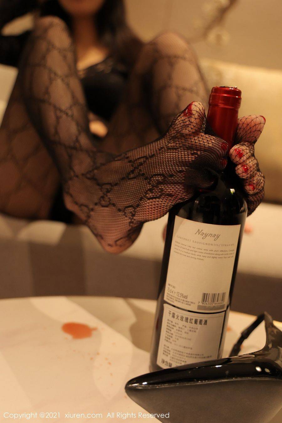 秀人网新人模特summer宝宝独自买醉浴室缕空服饰系列写真-31