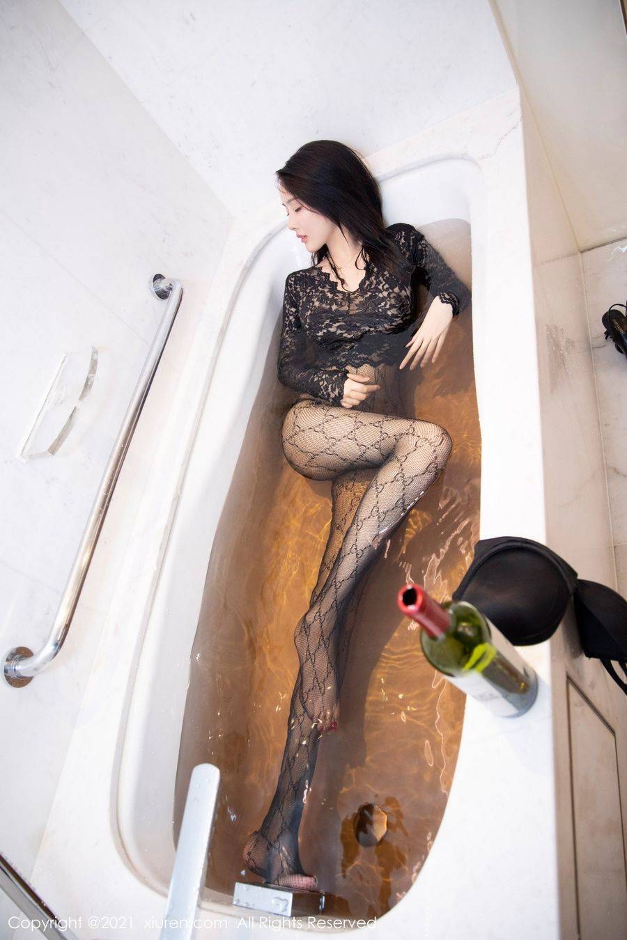 秀人网新人模特summer宝宝独自买醉浴室缕空服饰系列写真-73