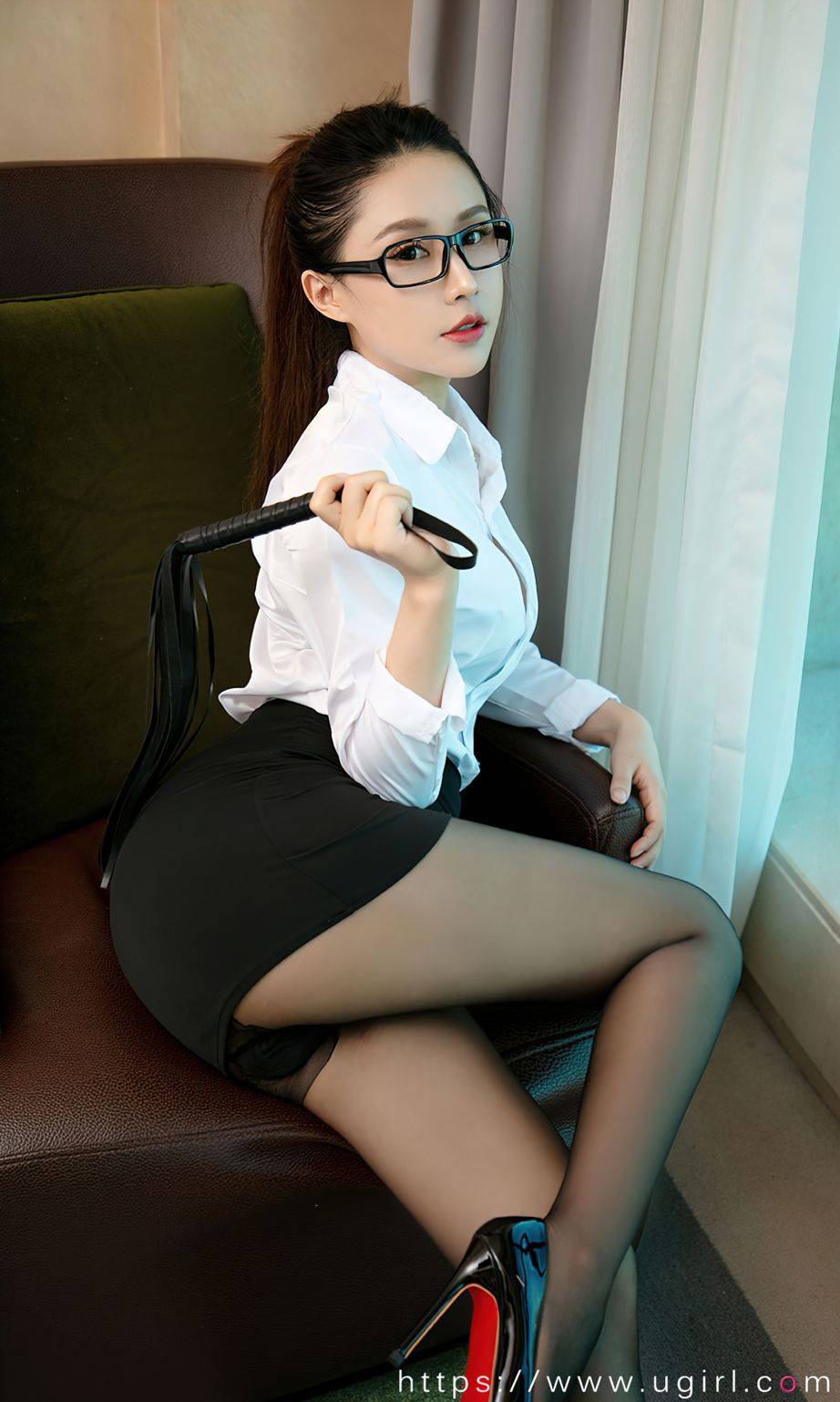 尤果圈性感女神徐安安白衬衫黑丝美腿职场OL制服系列写真-5