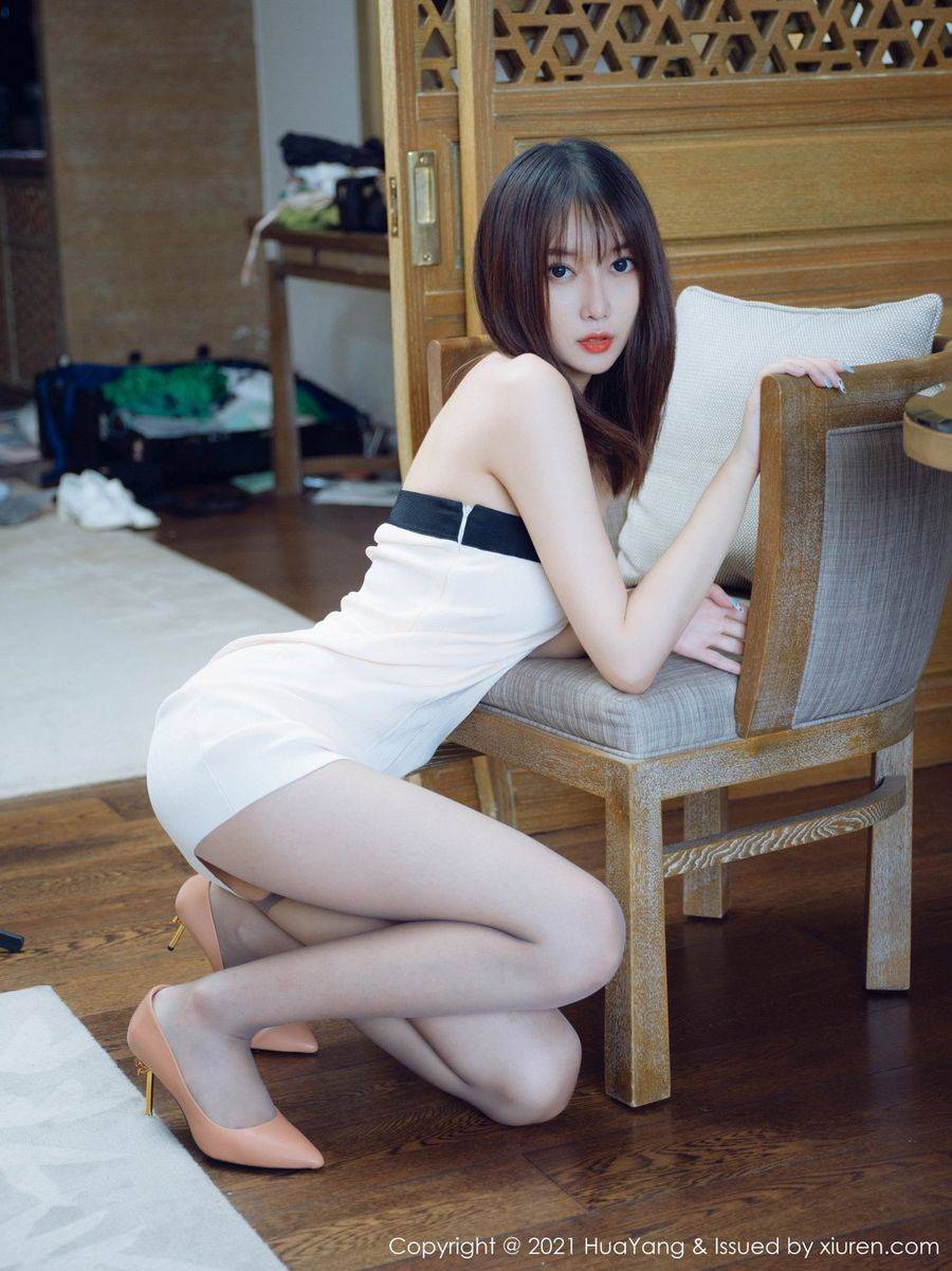 花漾Show丽质美人玥儿玥er白色抹胸礼裙丝袜美腿桂林旅拍-20