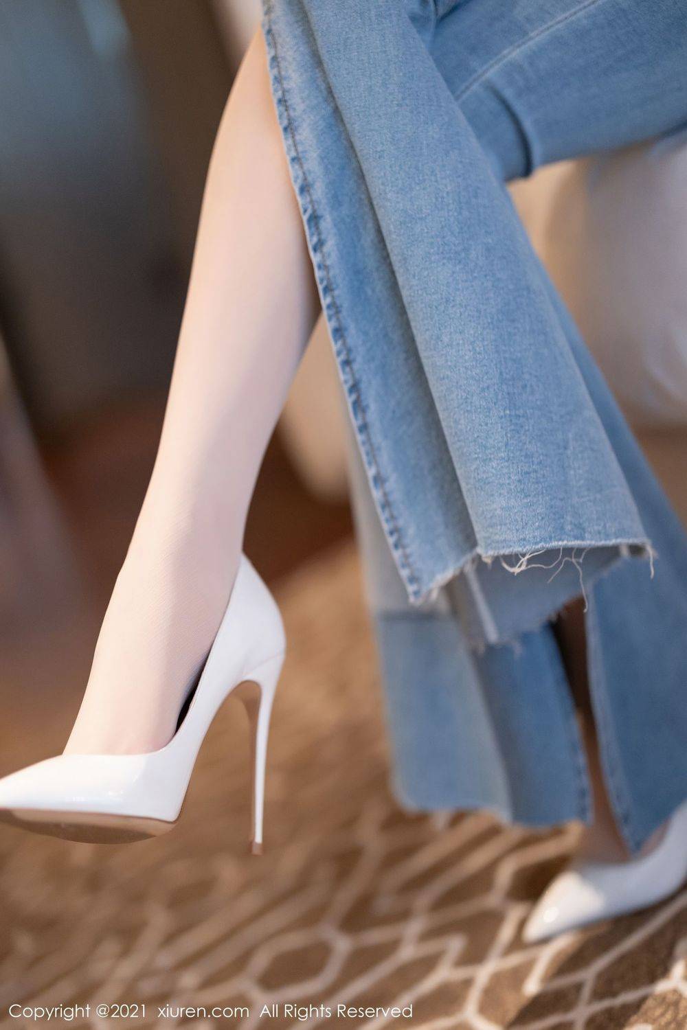 秀人网性感女神杨晨晨Yome率真牛仔裤丝袜美腿系列私房写真-24