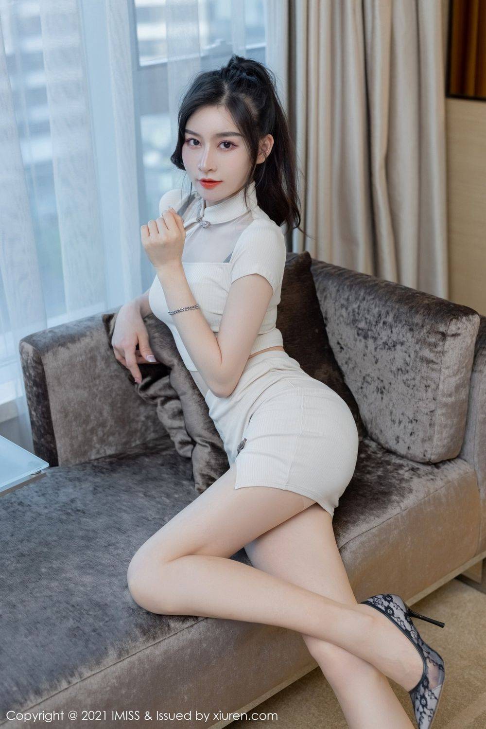 爱蜜社气质美女Vanessa典雅服饰丝袜美腿白皙无瑕性感写真-9