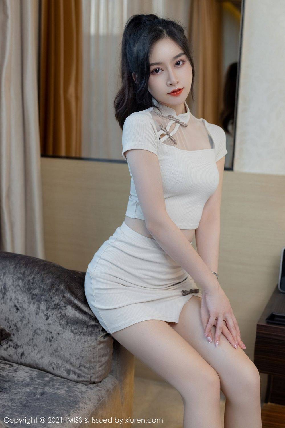 爱蜜社气质美女Vanessa典雅服饰丝袜美腿白皙无瑕性感写真-7