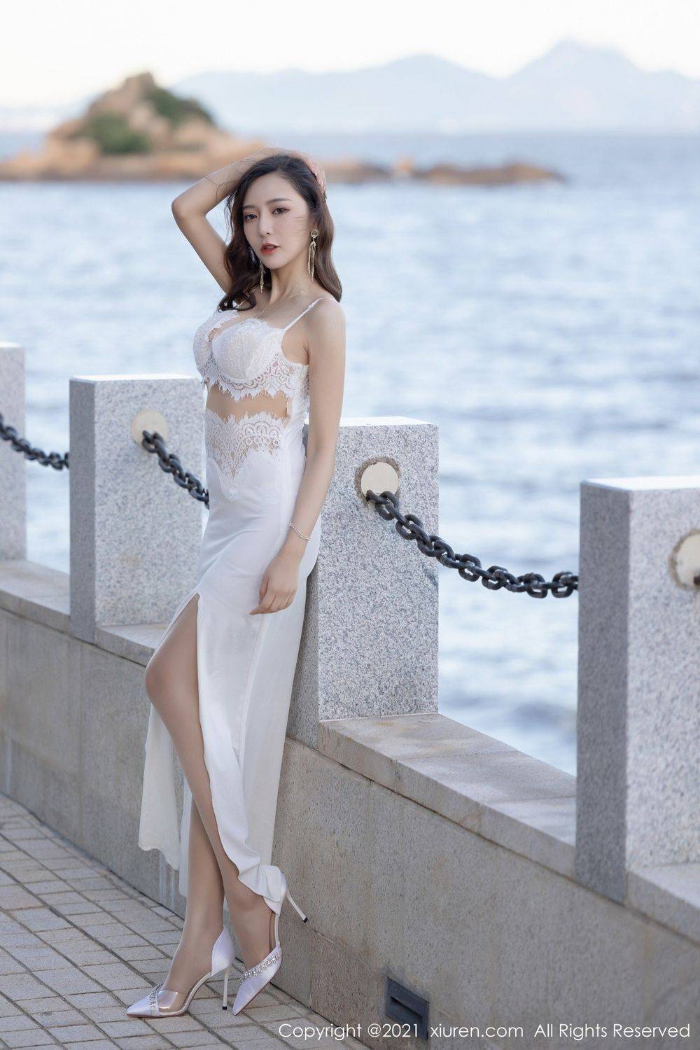 秀人网性感女神王馨瑶yanni丝袜美腿高开叉白色长裙深圳旅拍-3