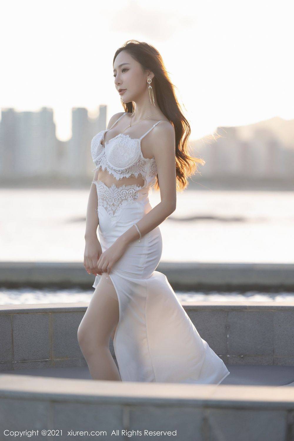 秀人网性感女神王馨瑶yanni丝袜美腿高开叉白色长裙深圳旅拍-10