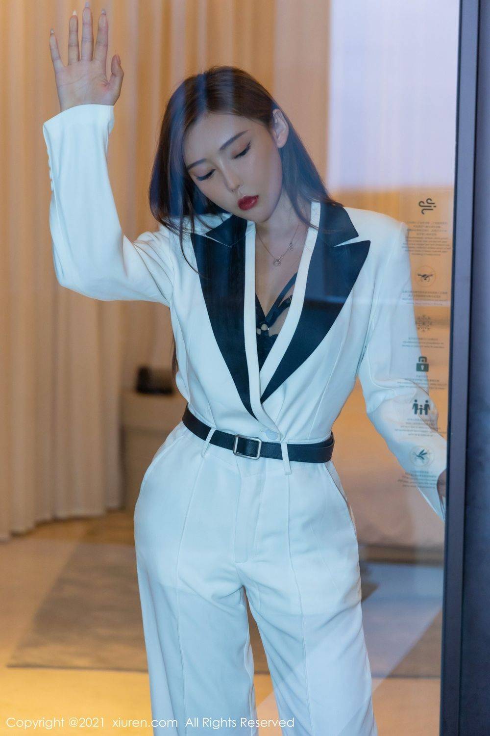 秀人网美女模特萌汉药baby白色飒爽西装与镂空内衣三亚旅拍-2