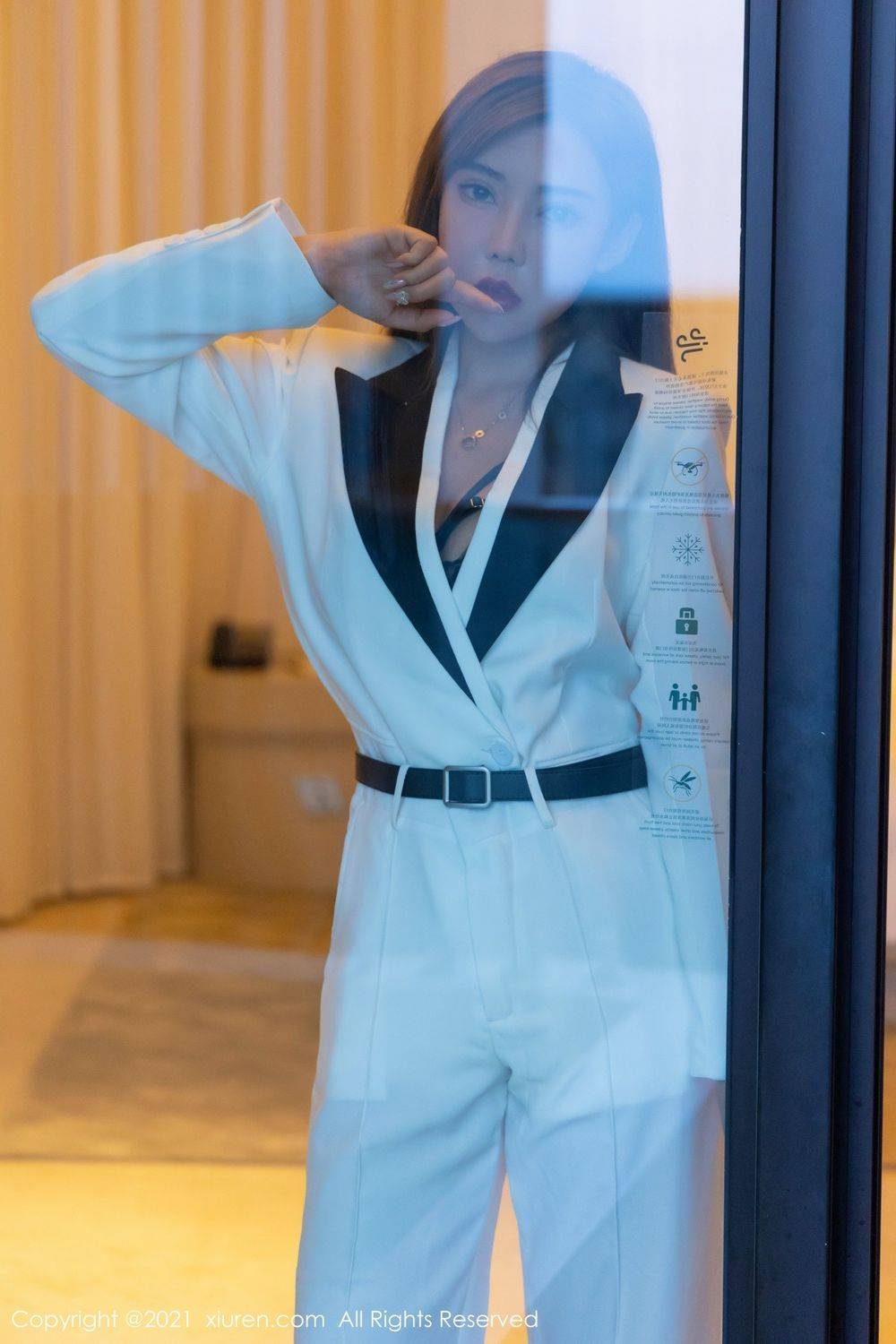 秀人网美女模特萌汉药baby白色飒爽西装与镂空内衣三亚旅拍-3