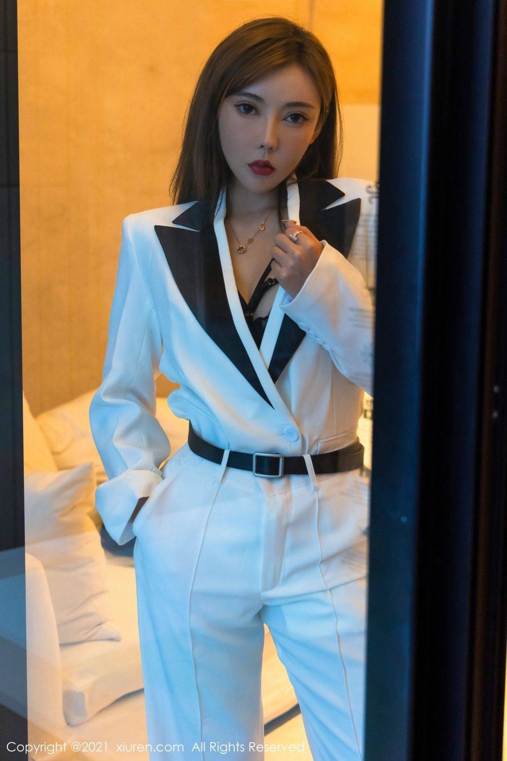 秀人网美女模特萌汉药baby白色飒爽西装与镂空内衣三亚旅拍-5