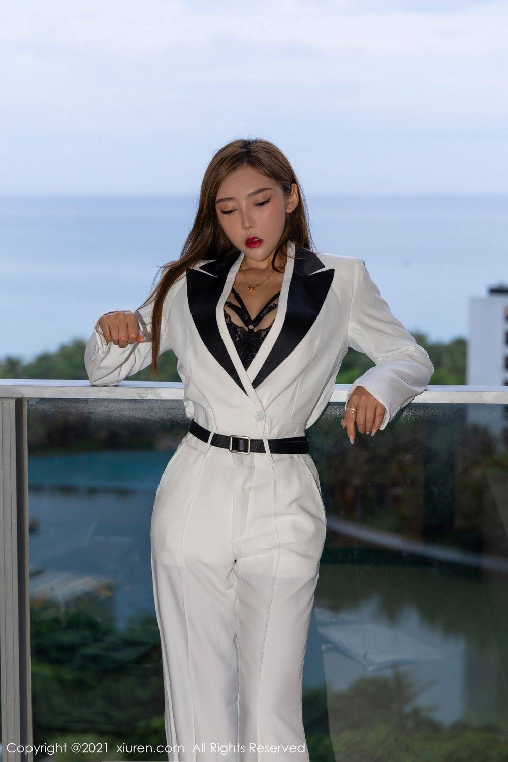 秀人网美女模特萌汉药baby白色飒爽西装与镂空内衣三亚旅拍-9