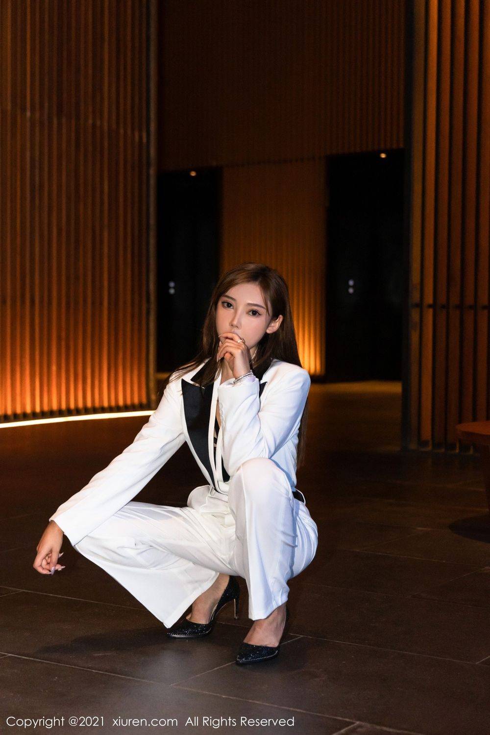 秀人网美女模特萌汉药baby白色飒爽西装与镂空内衣三亚旅拍-14