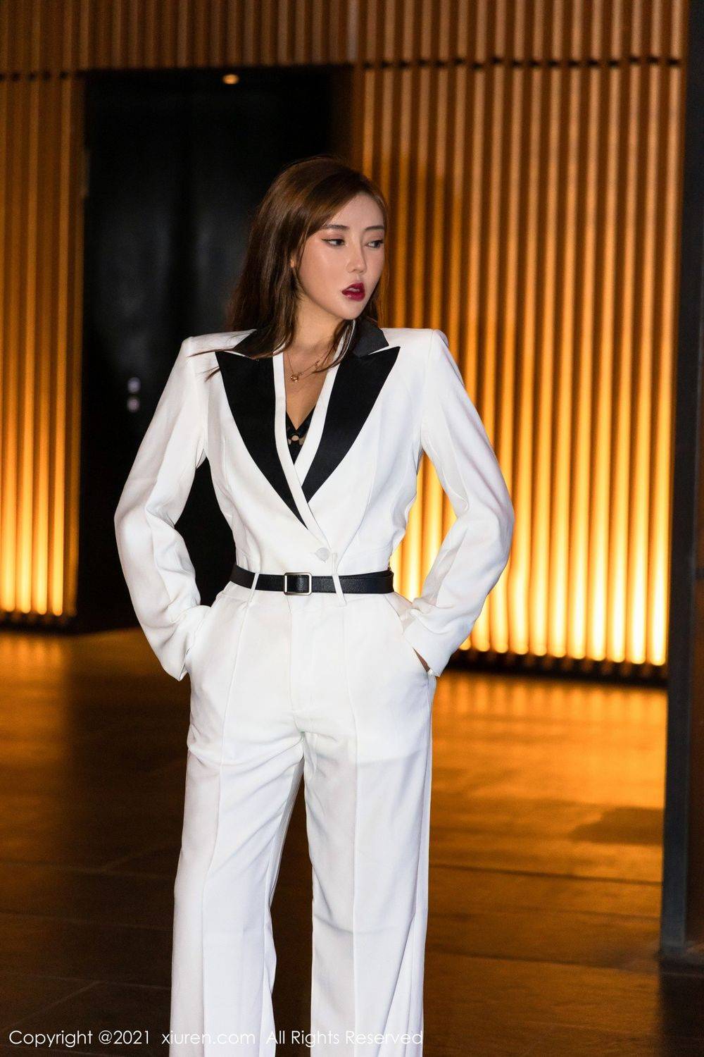 秀人网美女模特萌汉药baby白色飒爽西装与镂空内衣三亚旅拍-13