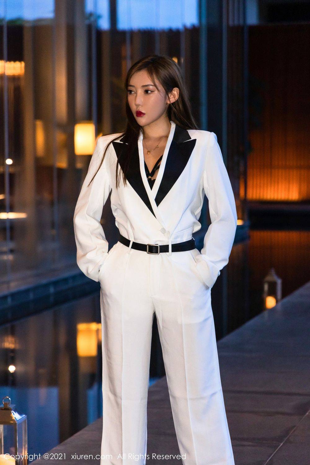 秀人网美女模特萌汉药baby白色飒爽西装与镂空内衣三亚旅拍-20