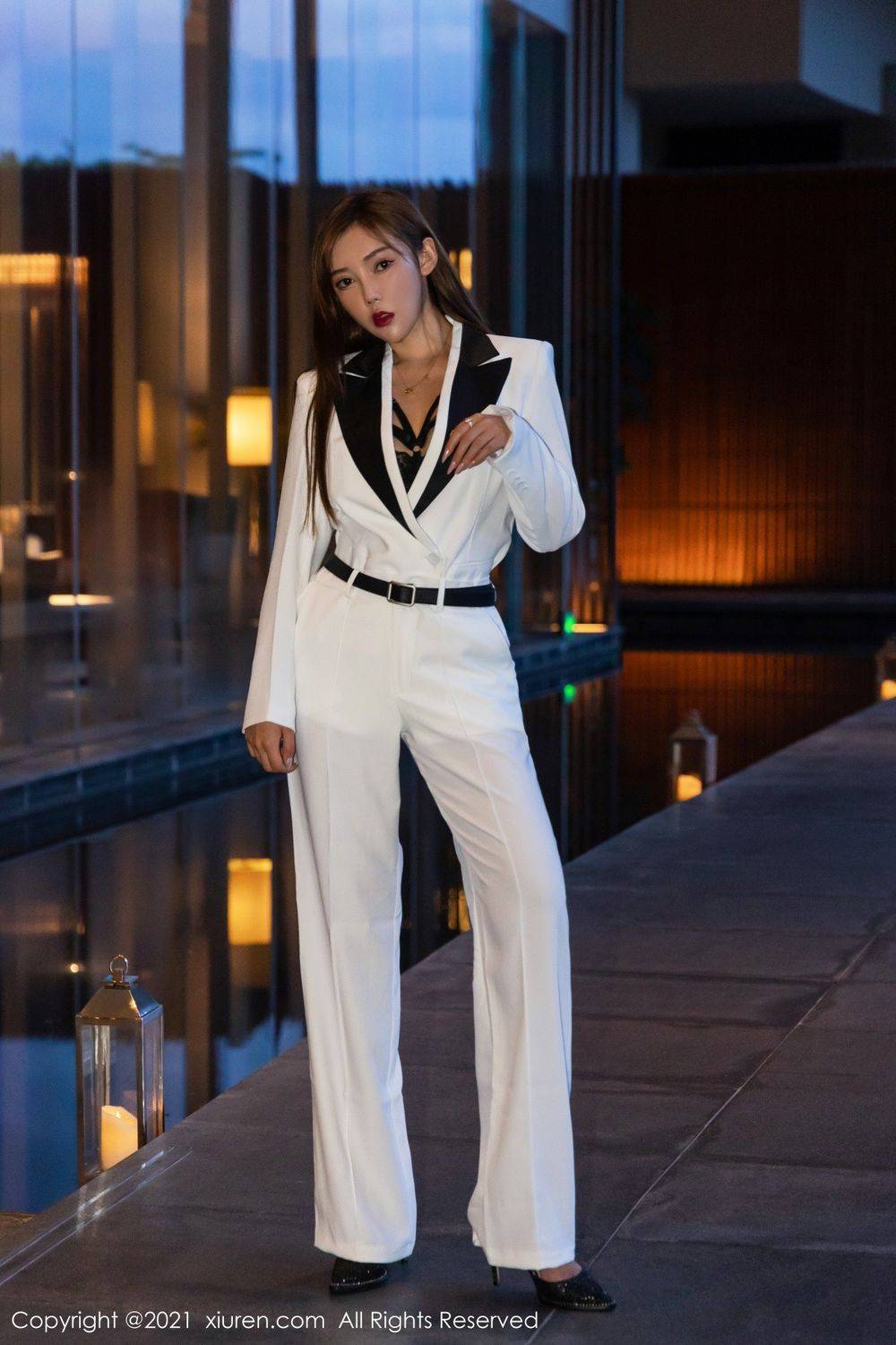 秀人网美女模特萌汉药baby白色飒爽西装与镂空内衣三亚旅拍-21