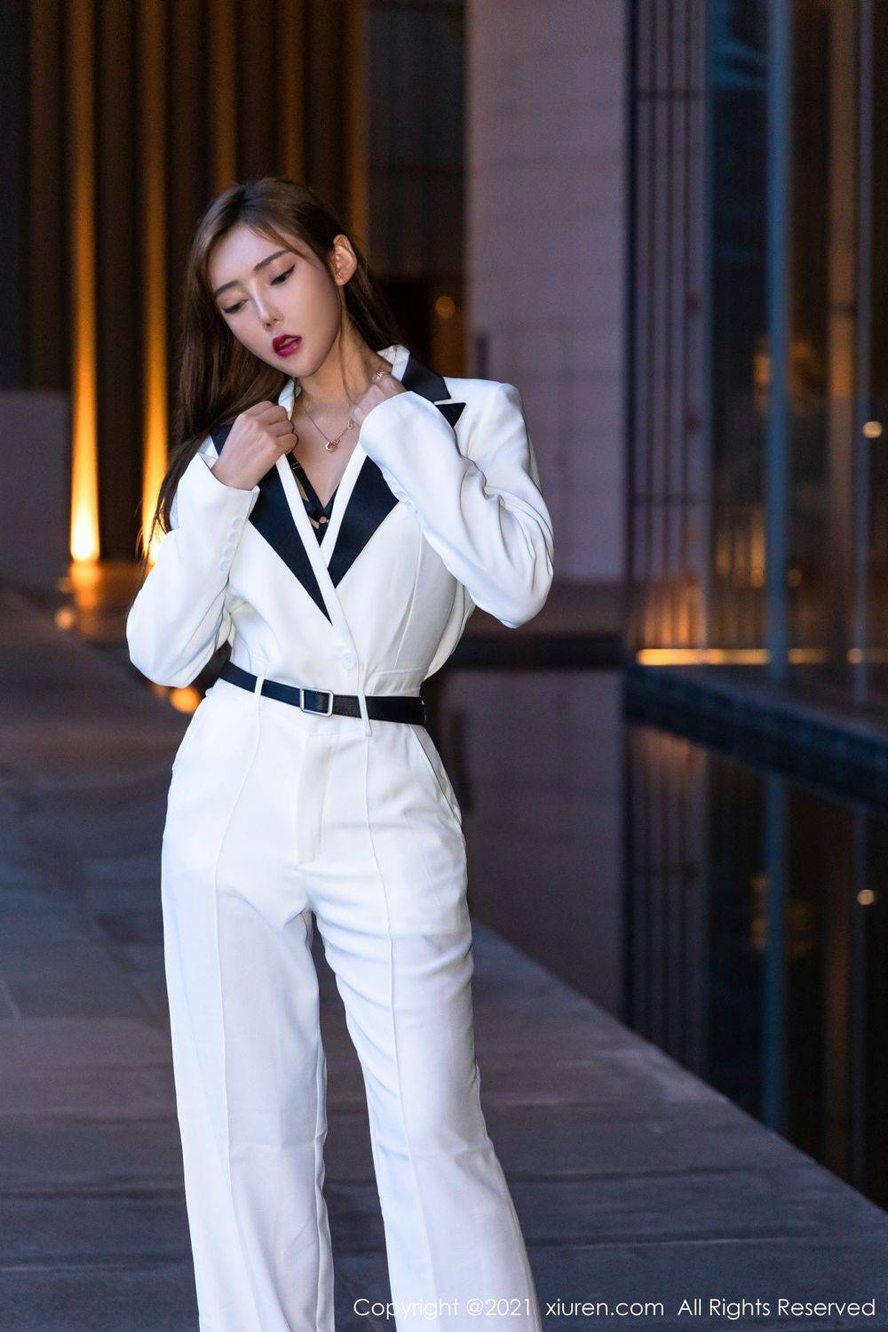 秀人网美女模特萌汉药baby白色飒爽西装与镂空内衣三亚旅拍-18