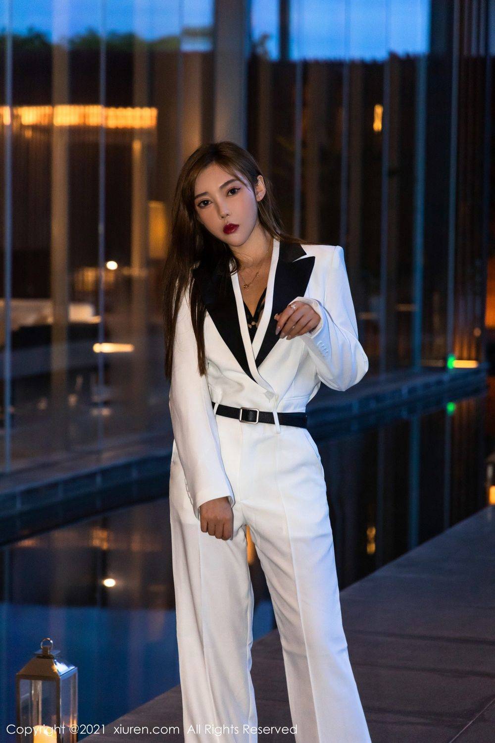 秀人网美女模特萌汉药baby白色飒爽西装与镂空内衣三亚旅拍-19