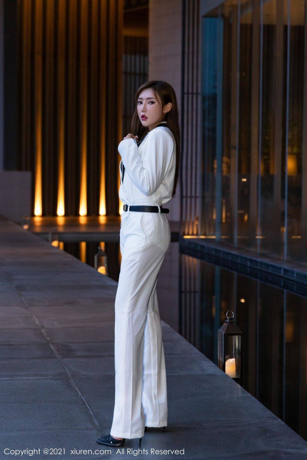 秀人网美女模特萌汉药baby白色飒爽西装与镂空内衣三亚旅拍-16