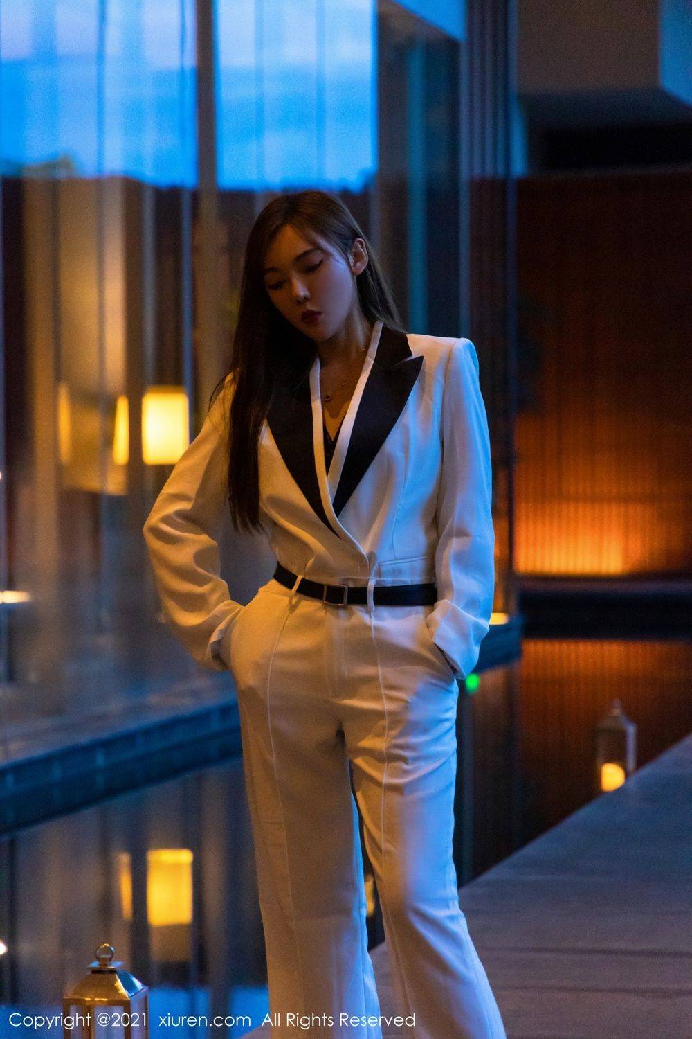 秀人网美女模特萌汉药baby白色飒爽西装与镂空内衣三亚旅拍-25