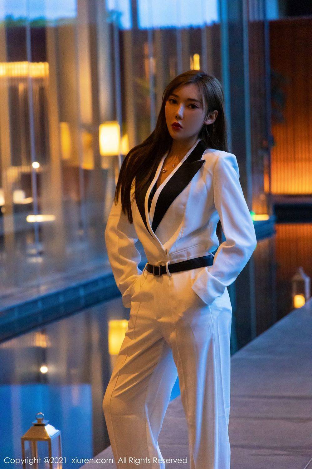 秀人网美女模特萌汉药baby白色飒爽西装与镂空内衣三亚旅拍-23