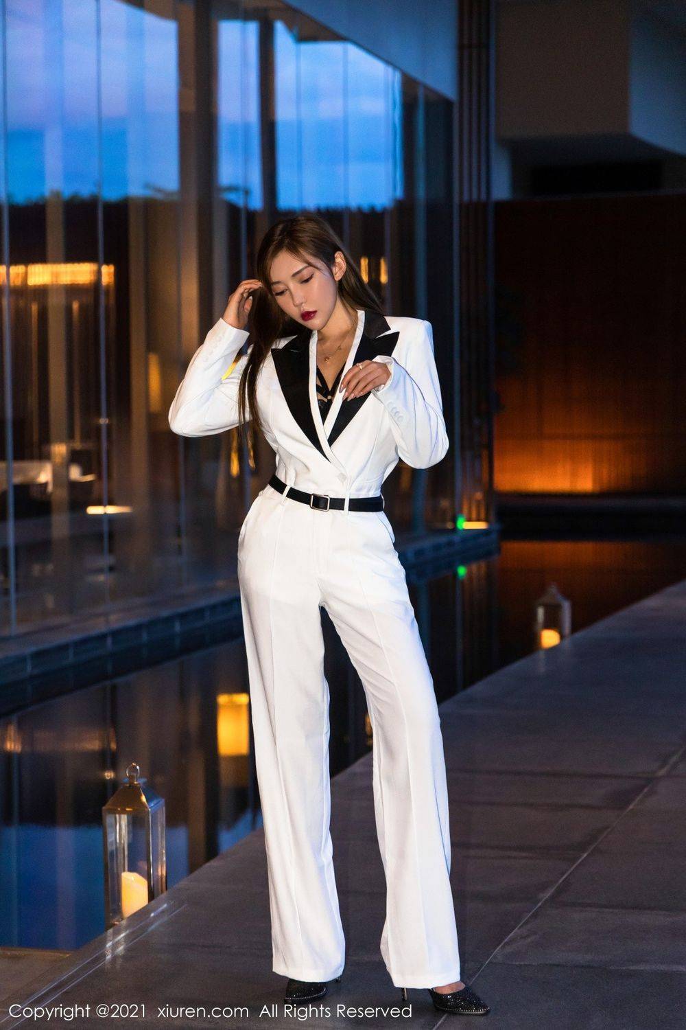 秀人网美女模特萌汉药baby白色飒爽西装与镂空内衣三亚旅拍-22