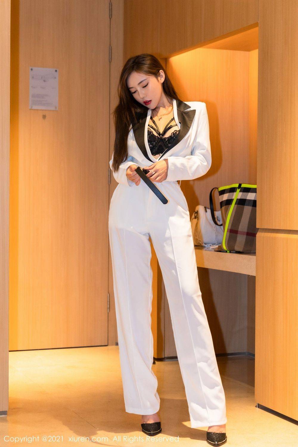 秀人网美女模特萌汉药baby白色飒爽西装与镂空内衣三亚旅拍-36