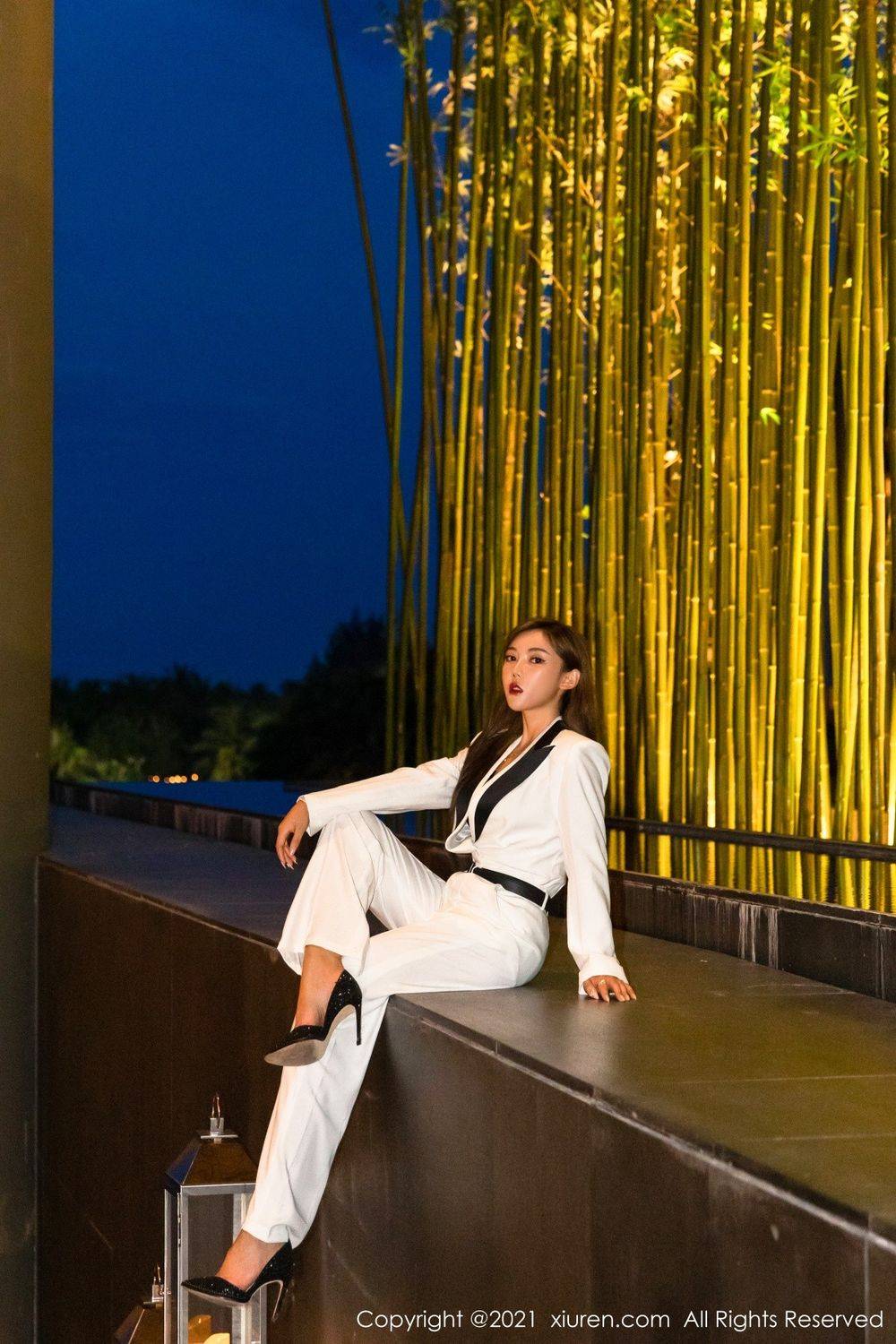 秀人网美女模特萌汉药baby白色飒爽西装与镂空内衣三亚旅拍-32