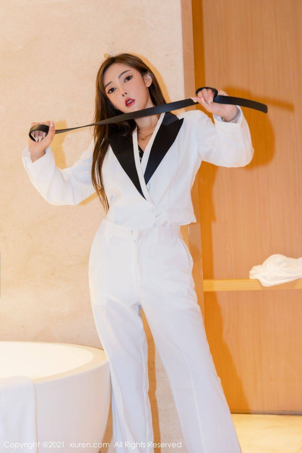 秀人网美女模特萌汉药baby白色飒爽西装与镂空内衣三亚旅拍-38