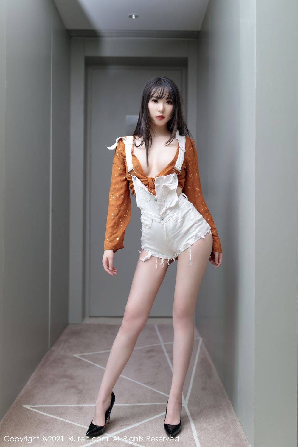 秀人网美女模特小波多白色牛仔背带凹凸身姿系列性感写真-5