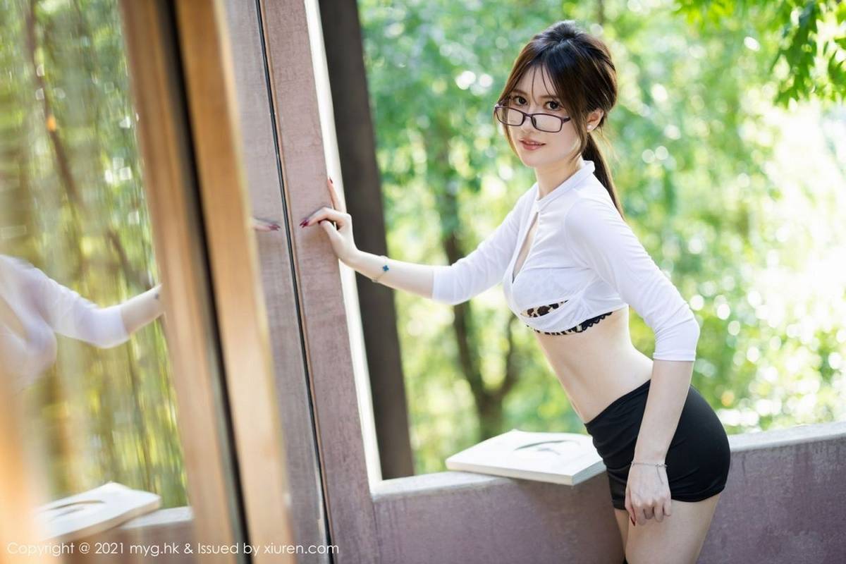 美媛馆新人模特美桃酱豹纹内衣黑丝美腿系列长三角旅拍-4