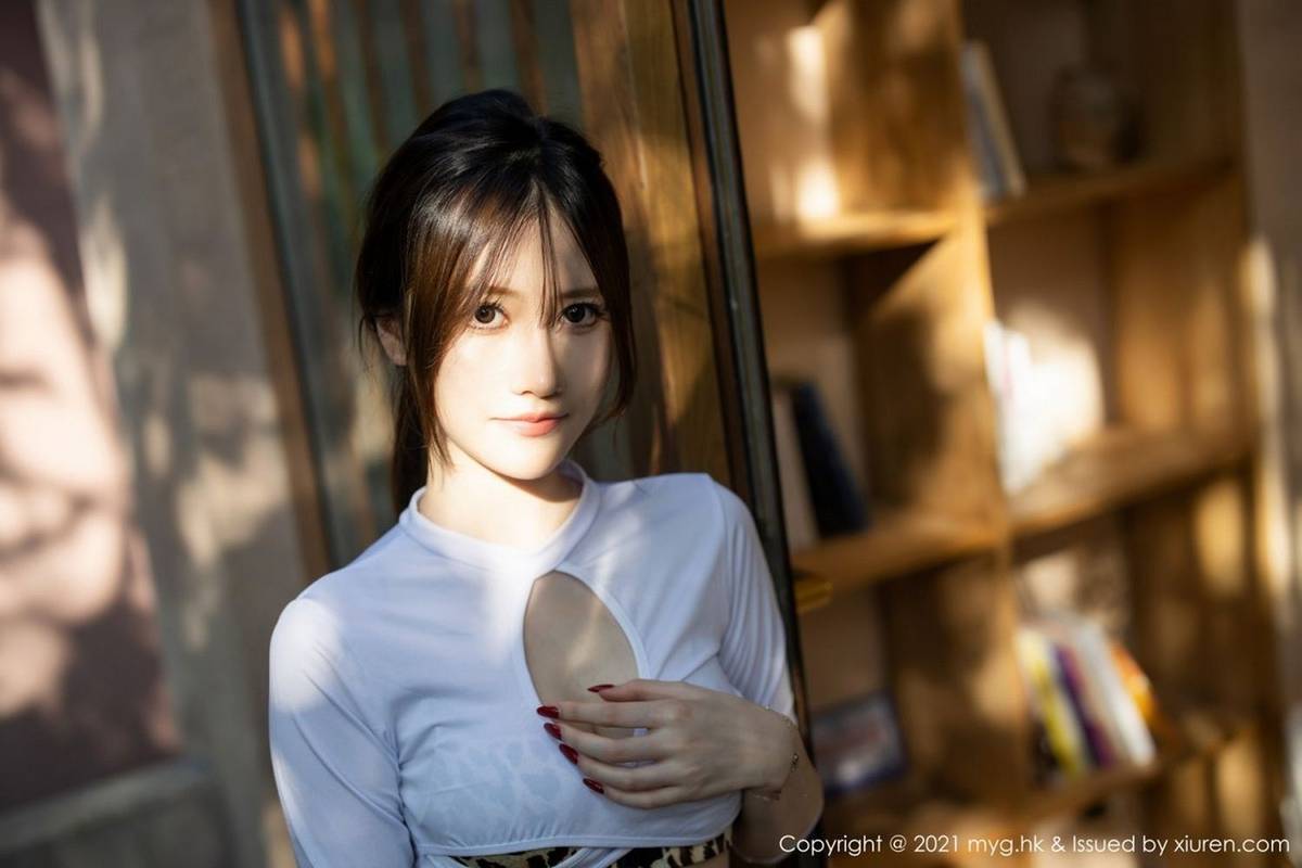 美媛馆新人模特美桃酱豹纹内衣黑丝美腿系列长三角旅拍-12