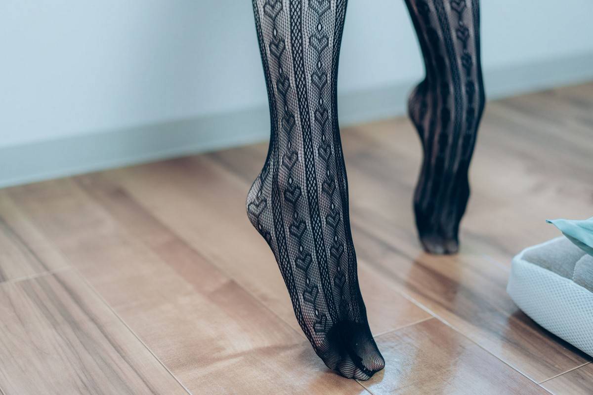 微博妹纸霜月shimo女仆装+清纯学生JK制服迷人性感户外写真-22