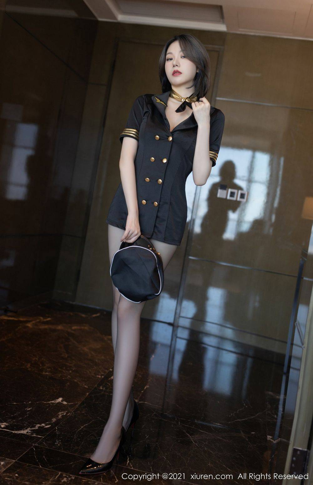 秀人网美女模特安然Maleah黑丝美腿空姐制服系列重庆旅拍-14