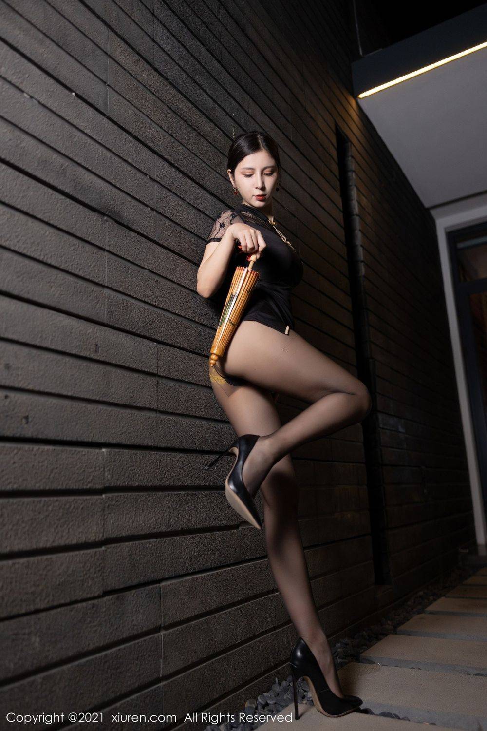 秀人网美女模特小蛮妖x古典旗袍黑丝美腿淋漓系列深圳旅拍-14