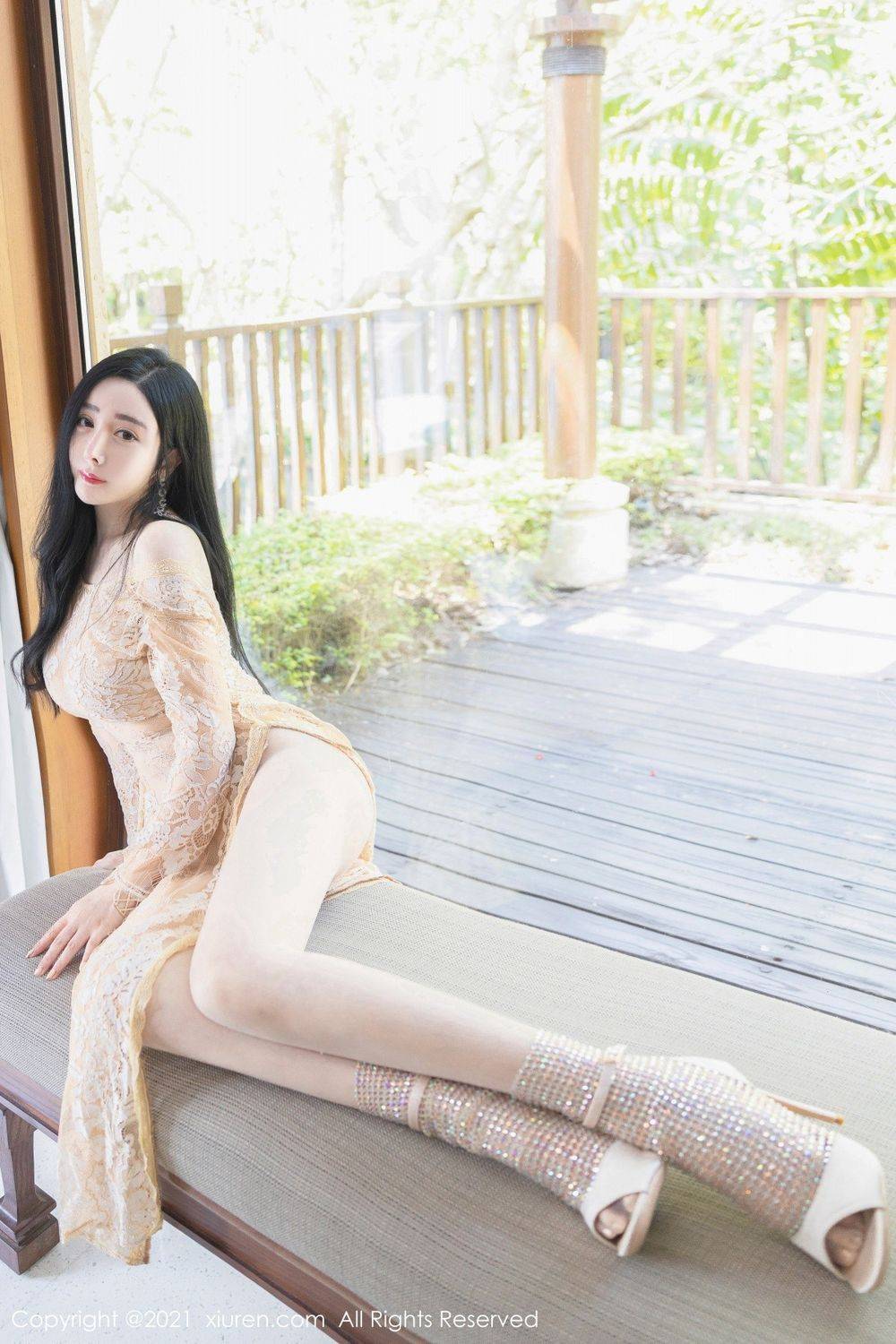 秀人网美女模特允薾镂空服饰与丝袜美腿系列西双版纳旅拍-3