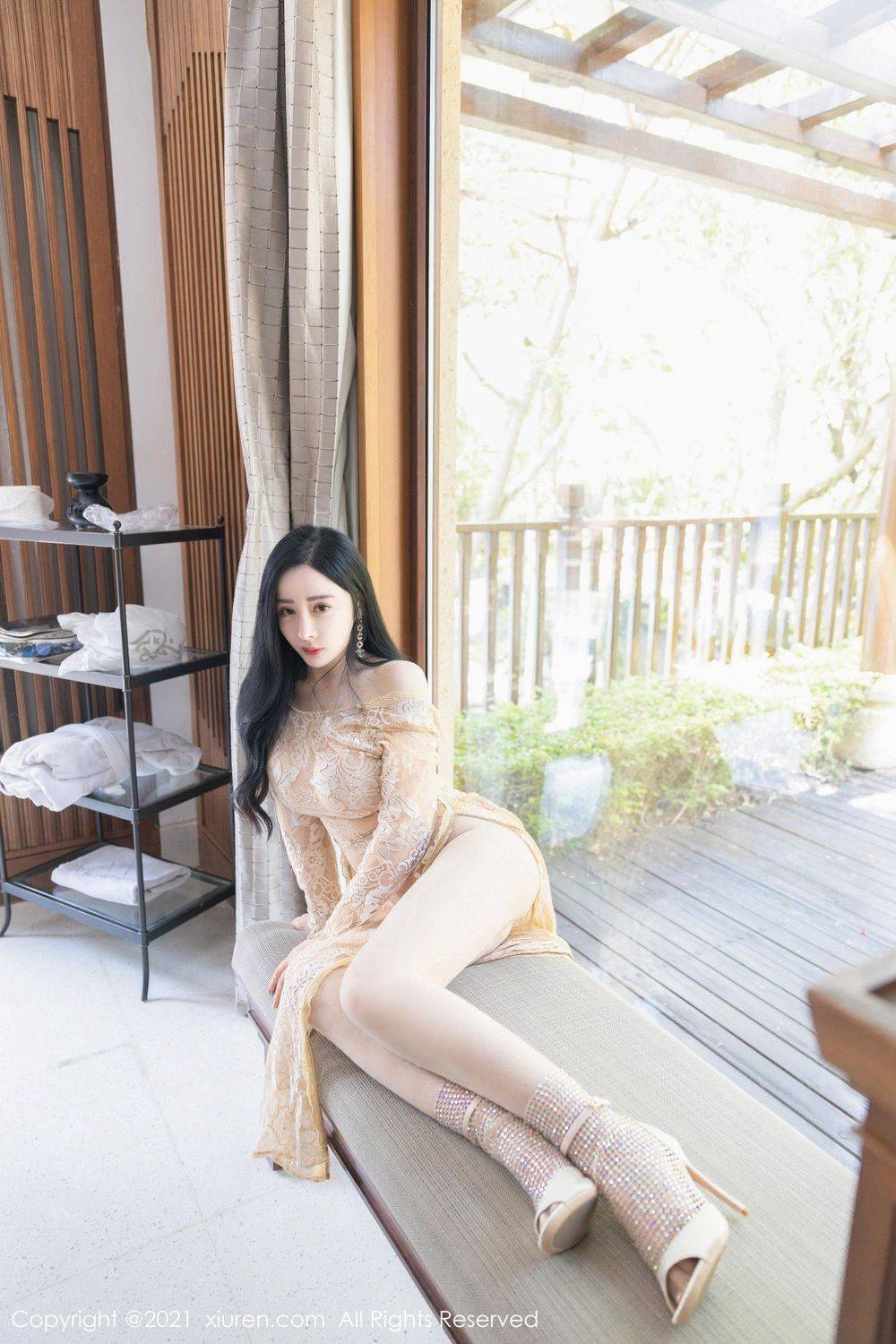 秀人网美女模特允薾镂空服饰与丝袜美腿系列西双版纳旅拍-4