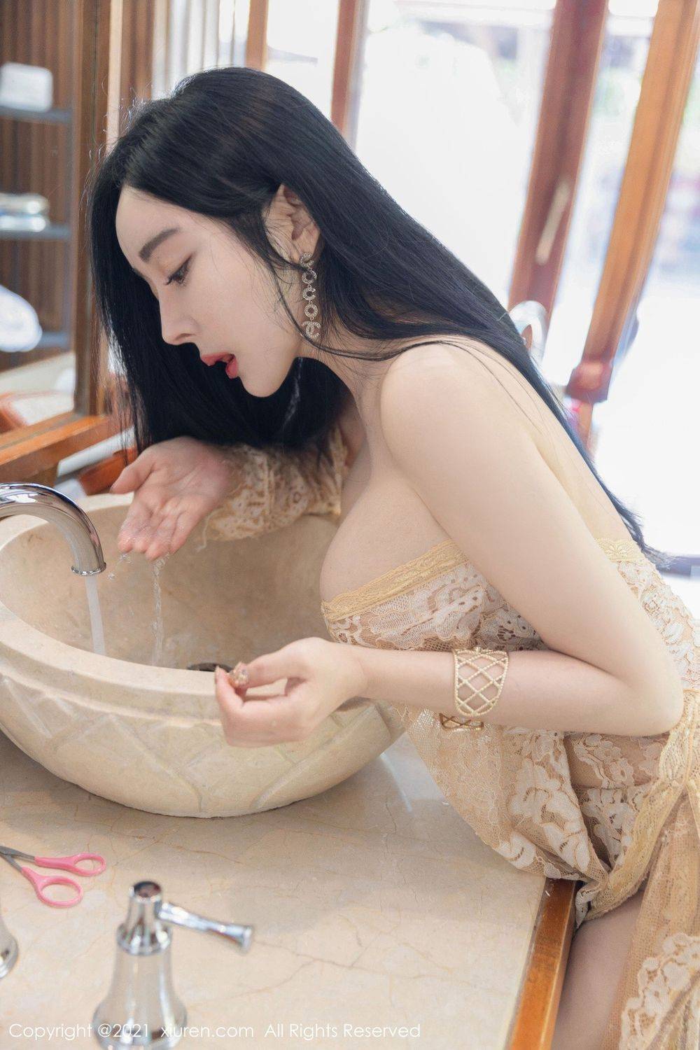 秀人网美女模特允薾镂空服饰与丝袜美腿系列西双版纳旅拍-45