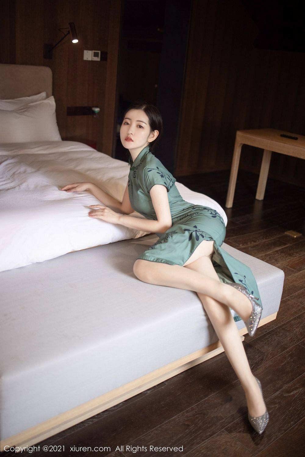 秀人网美女模特沈梦瑶韵味旗袍诱人身段丝袜系列性感写真-23