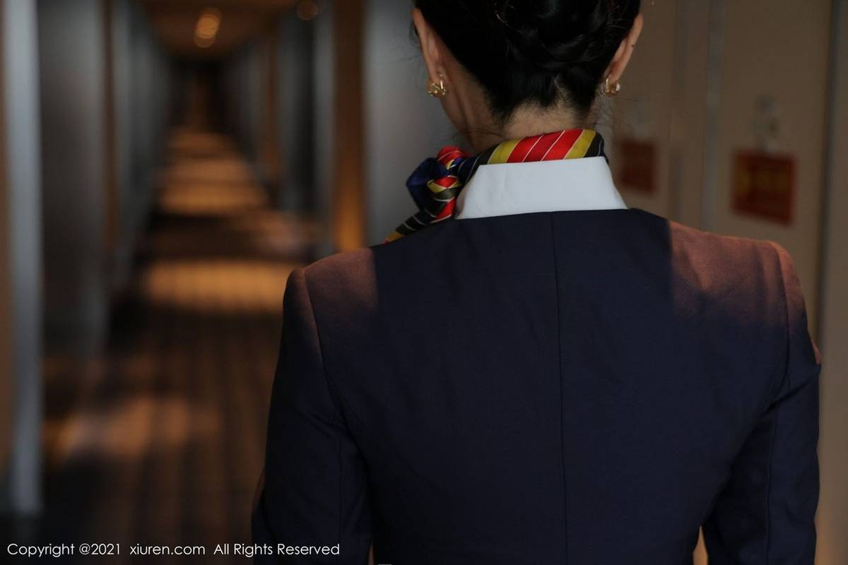 秀人网性感御姐田冰冰空姐制服OL着装+高挑身材三亚旅拍-4