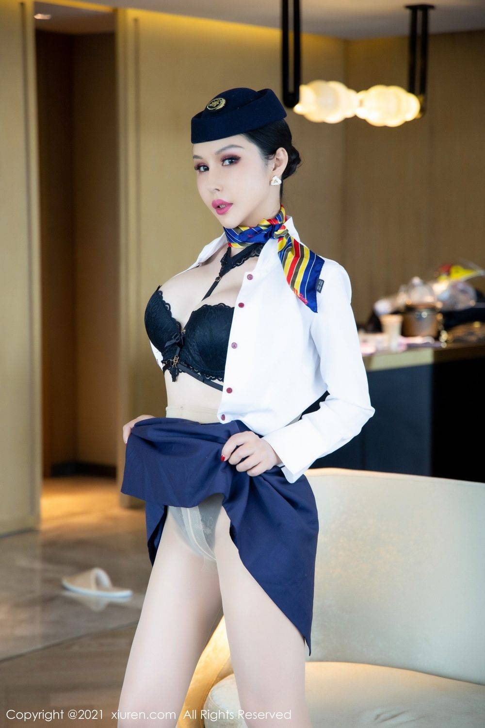 秀人网性感御姐田冰冰空姐制服OL着装+高挑身材三亚旅拍-30