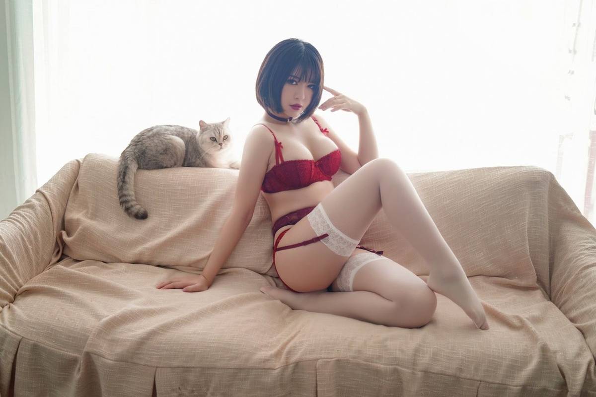 网络美女半半子_红色内衣配白丝吊袜赤红短发主题私房写真-18