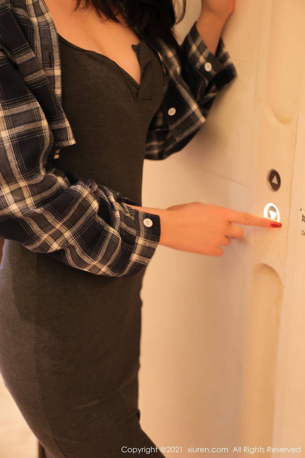 秀人网新人模特柚子178紧身吊裙+丝袜美腿曼妙身材性感写真