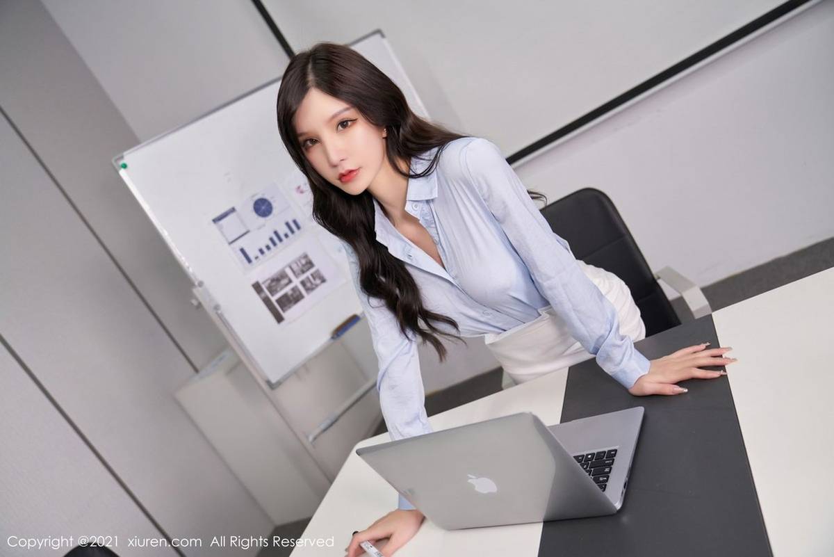 秀人网性感女神周于希Sandy丝袜美腿浅蓝色职场OL装扮写真-11