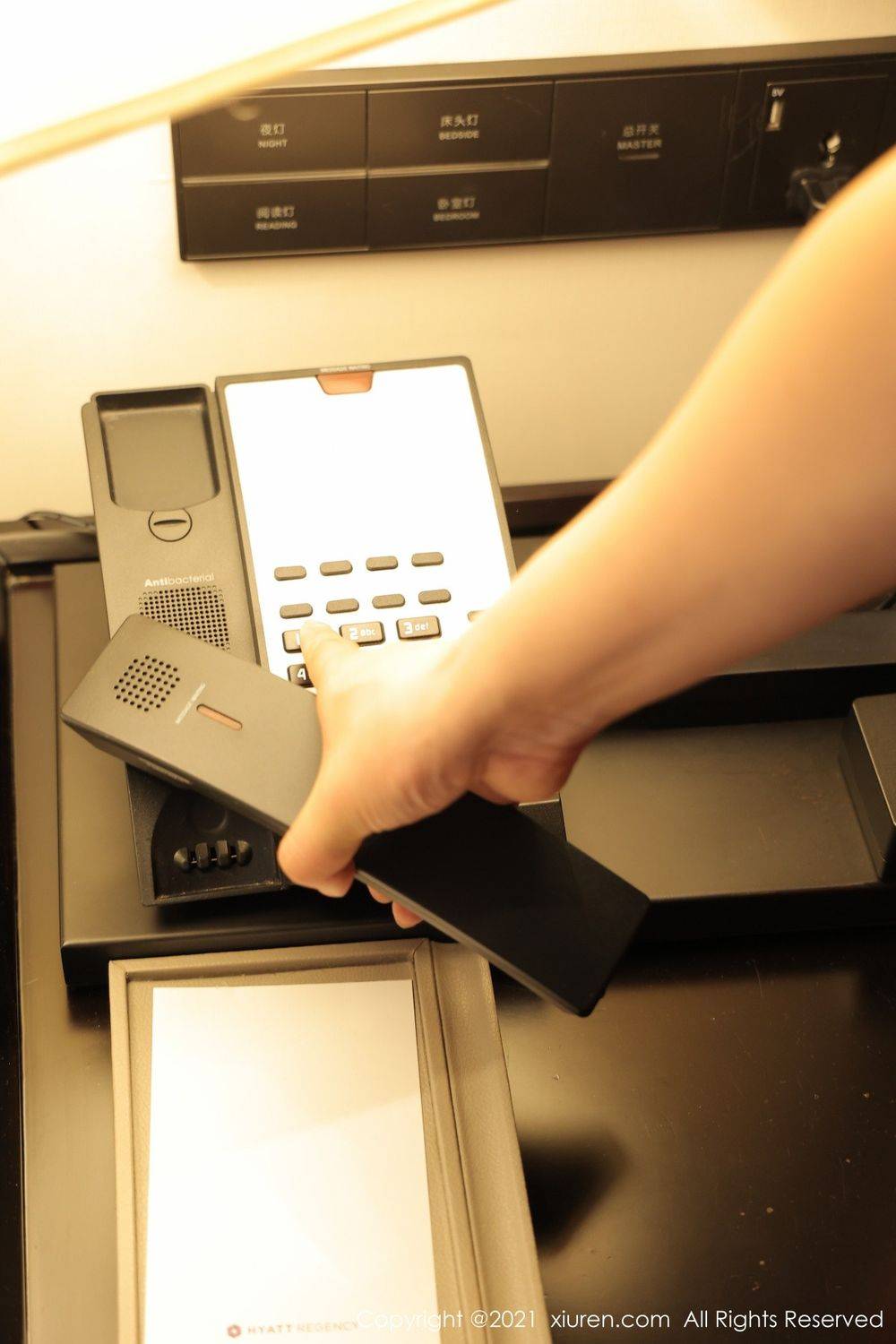 秀人网新人模特summer宝宝白衬衫+黑丝美腿+职场OL性感写真-81