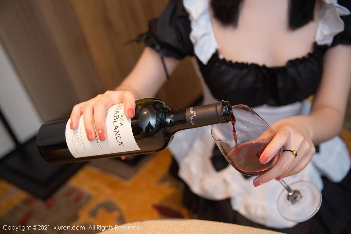 秀人网美女模特一颗甜蛋黄a黑丝美腿深夜女仆服务性感写真-8