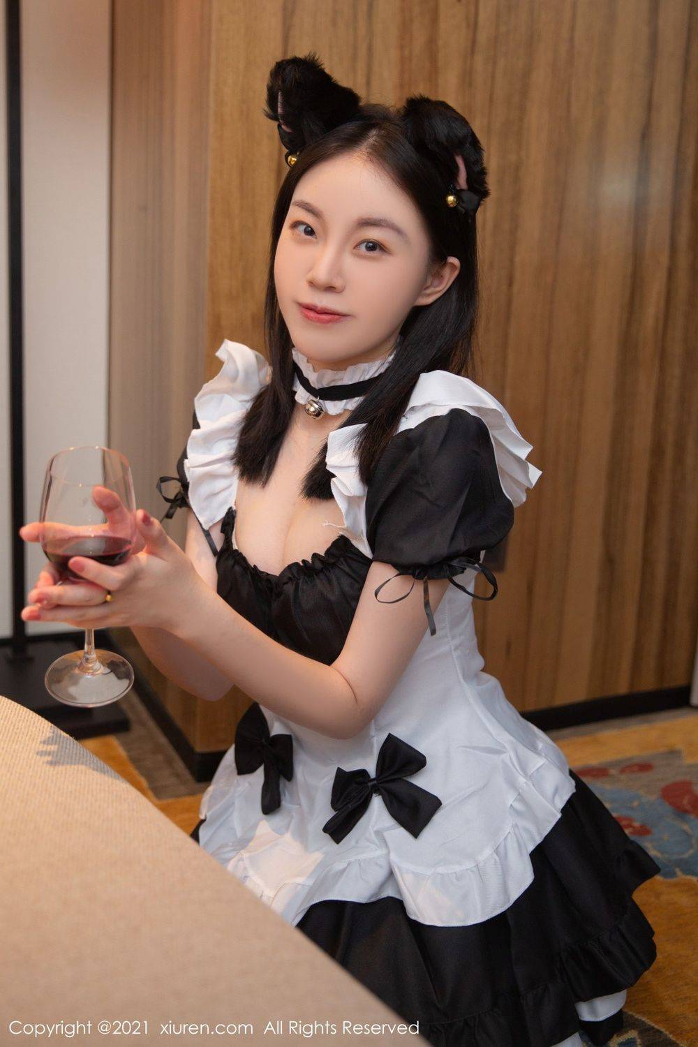 秀人网美女模特一颗甜蛋黄a黑丝美腿深夜女仆服务性感写真-11