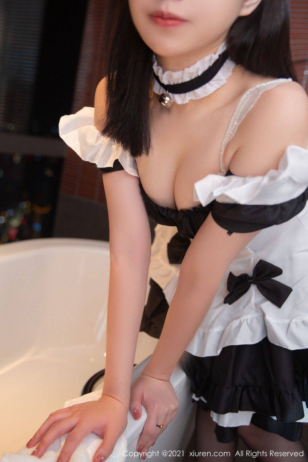 秀人网美女模特一颗甜蛋黄a黑丝美腿深夜女仆服务性感写真-34