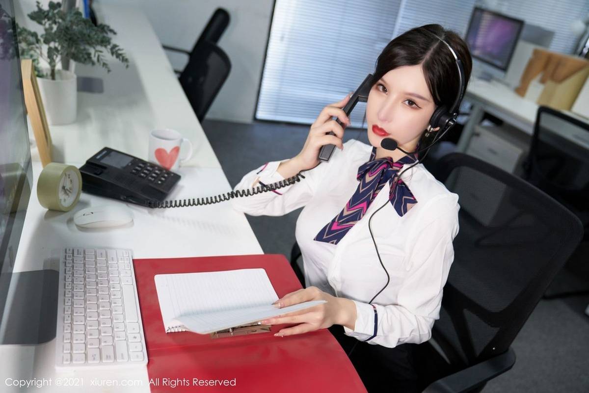 秀人网性感女神周于希Sandy黑丝美腿职场OL客服经理系列写真-9