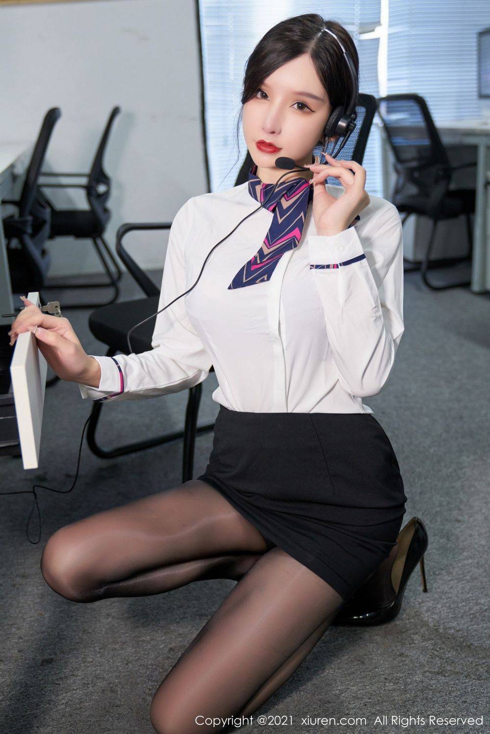 秀人网性感女神周于希Sandy黑丝美腿职场OL客服经理系列写真-20