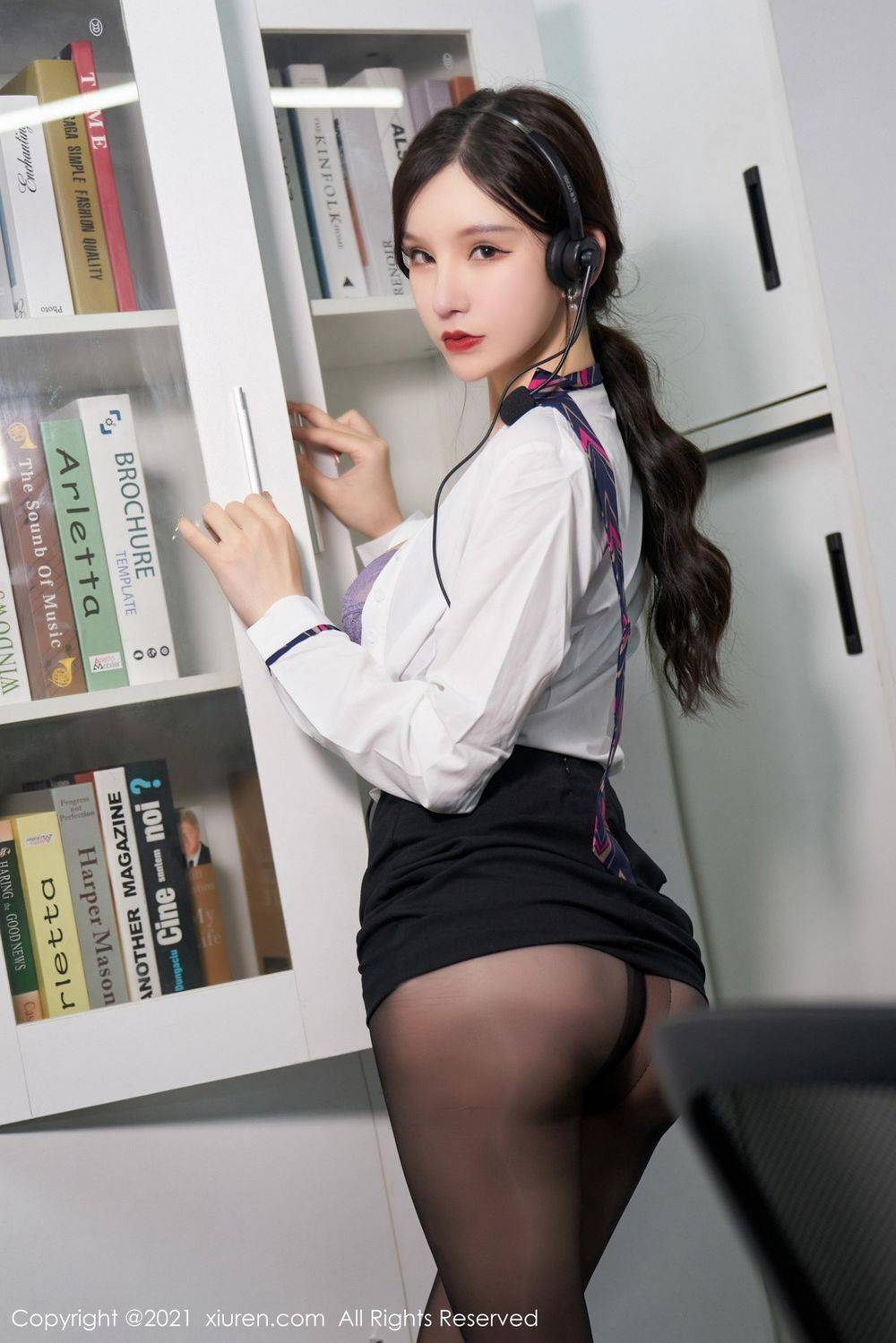 秀人网性感女神周于希Sandy黑丝美腿职场OL客服经理系列写真-39