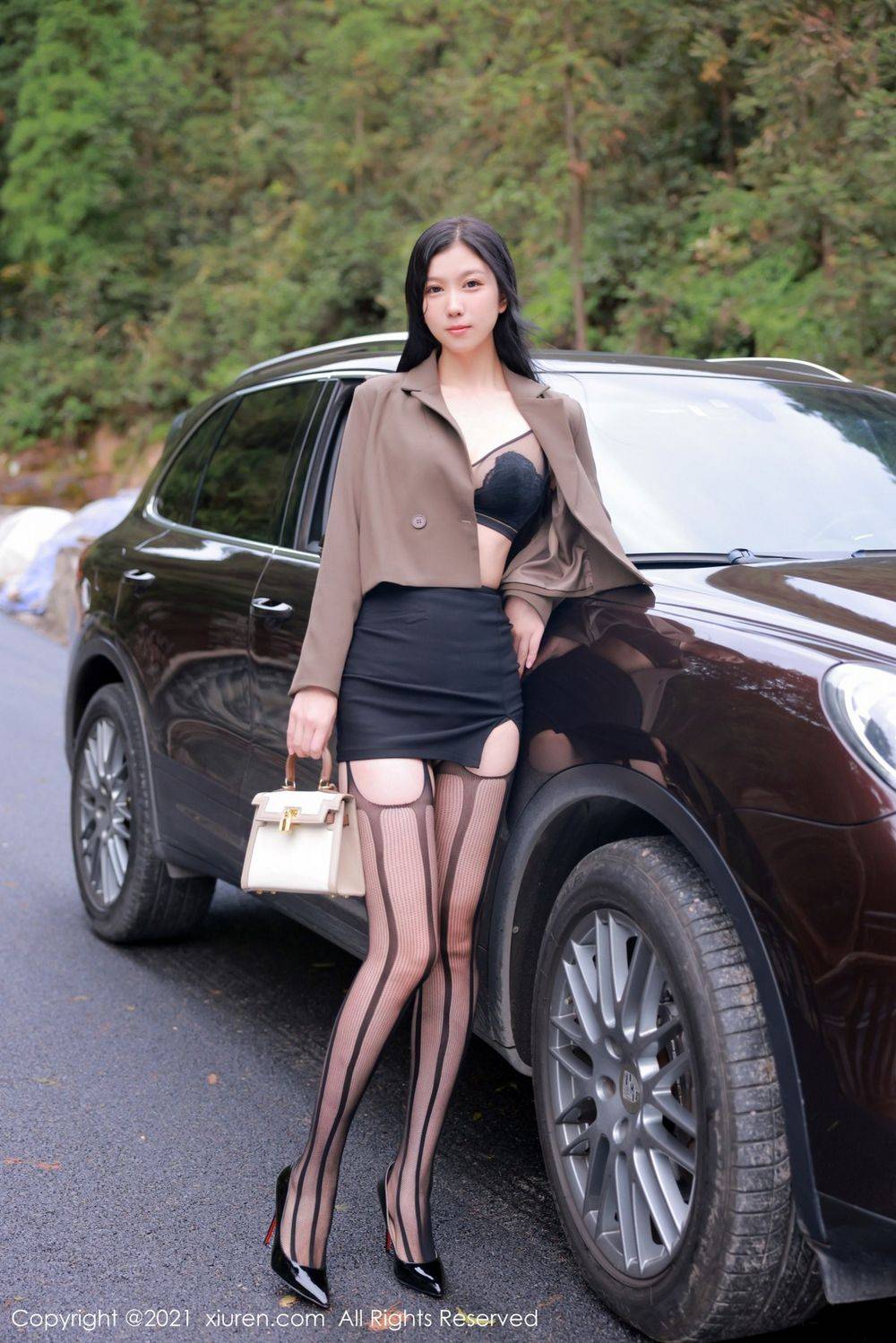 秀人网美女模特李雅柔户外车拍黑丝吊袜高挑系列性感写真-15